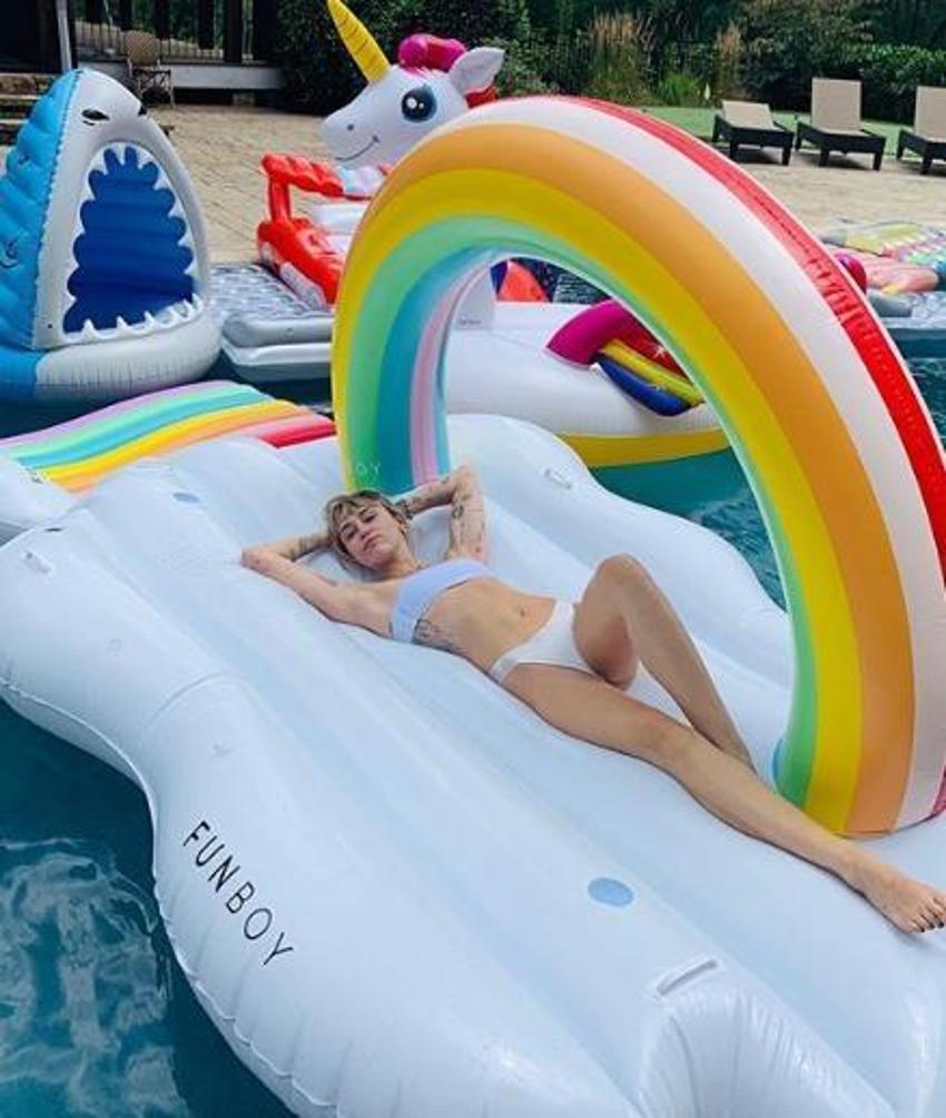 Kız arkadaşından ayrılan Miley Cyrus, yeni sevgilisiyle yatak pozu verdi!