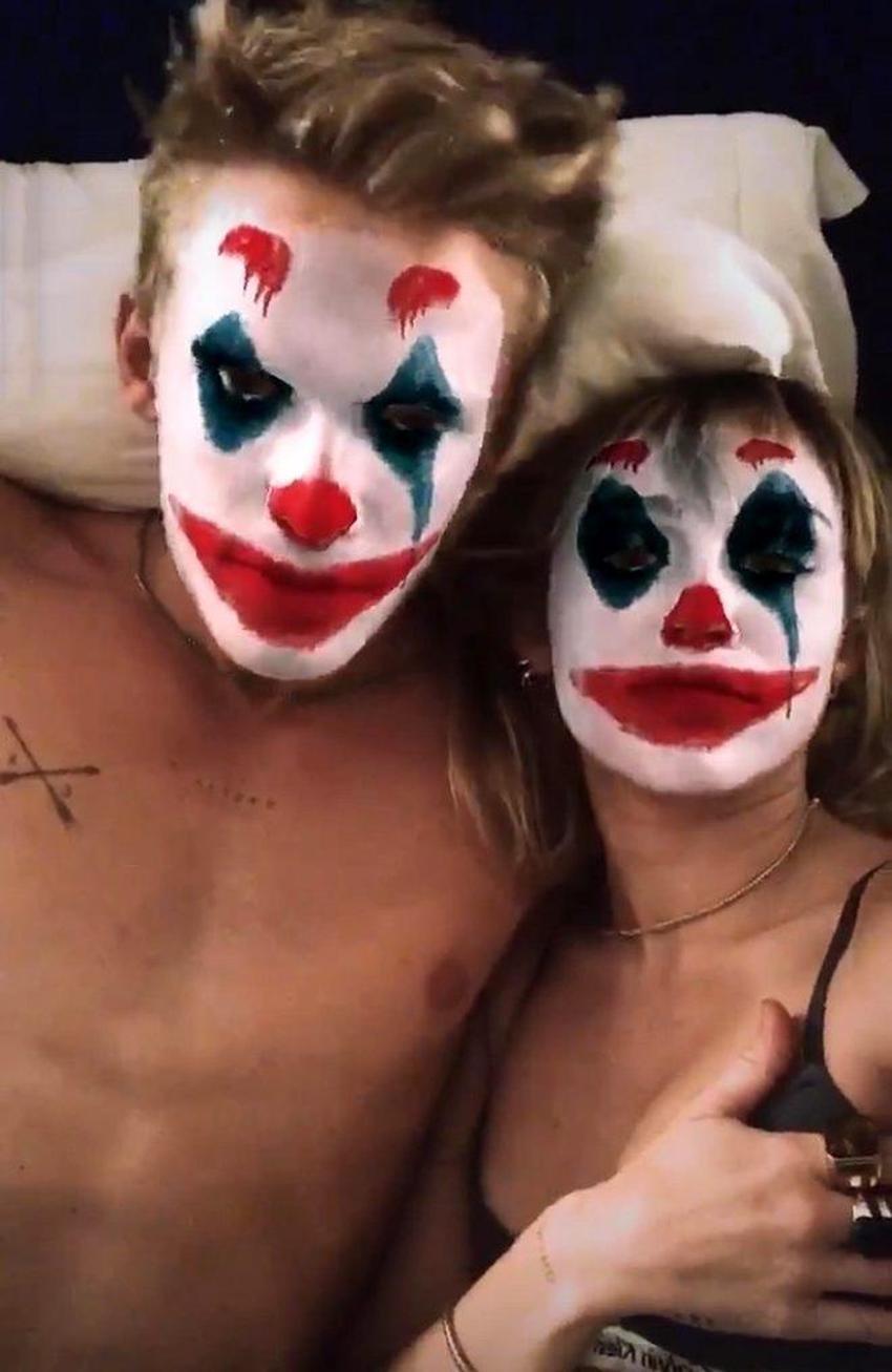 Kız arkadaşından ayrılan Miley Cyrus, yeni sevgilisiyle yatak pozu verdi!
