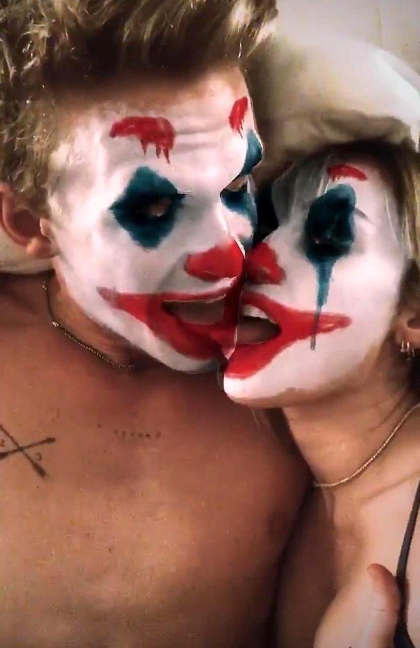 Kız arkadaşından ayrılan Miley Cyrus, yeni sevgilisiyle yatak pozu verdi!