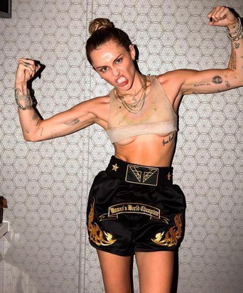 Kız arkadaşından ayrılan Miley Cyrus, yeni sevgilisiyle yatak pozu verdi!