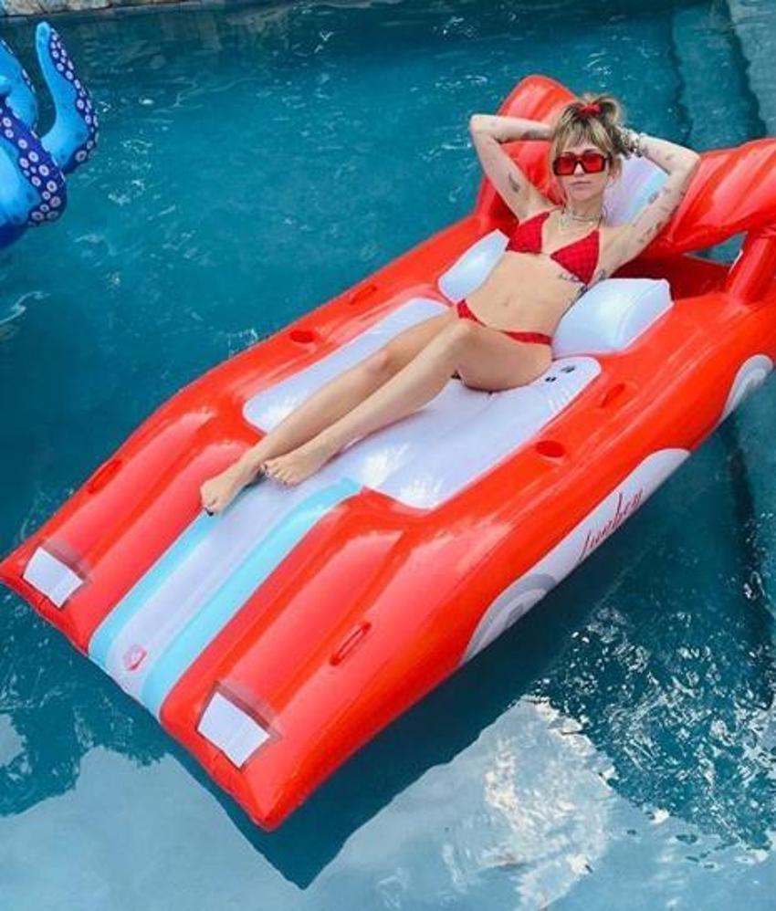 Kız arkadaşından ayrılan Miley Cyrus, yeni sevgilisiyle yatak pozu verdi!