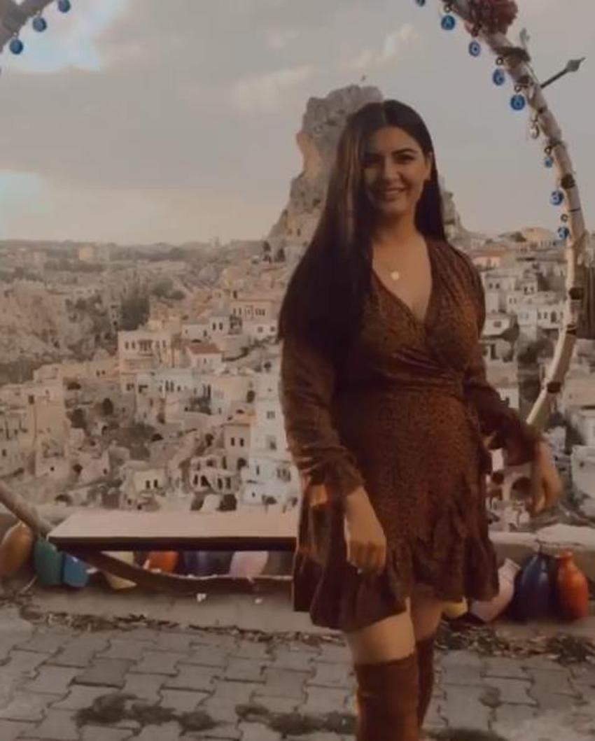 Hanife'den mini elbiseli paylaşım