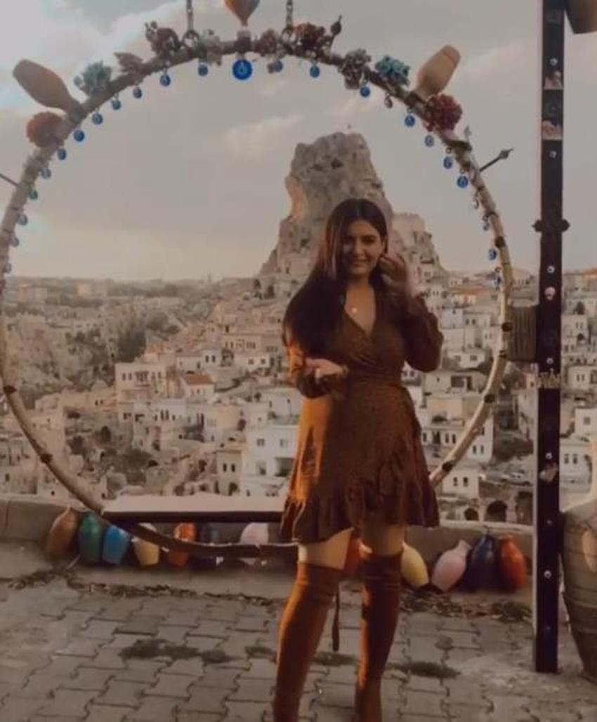 Hanife'den mini elbiseli paylaşım