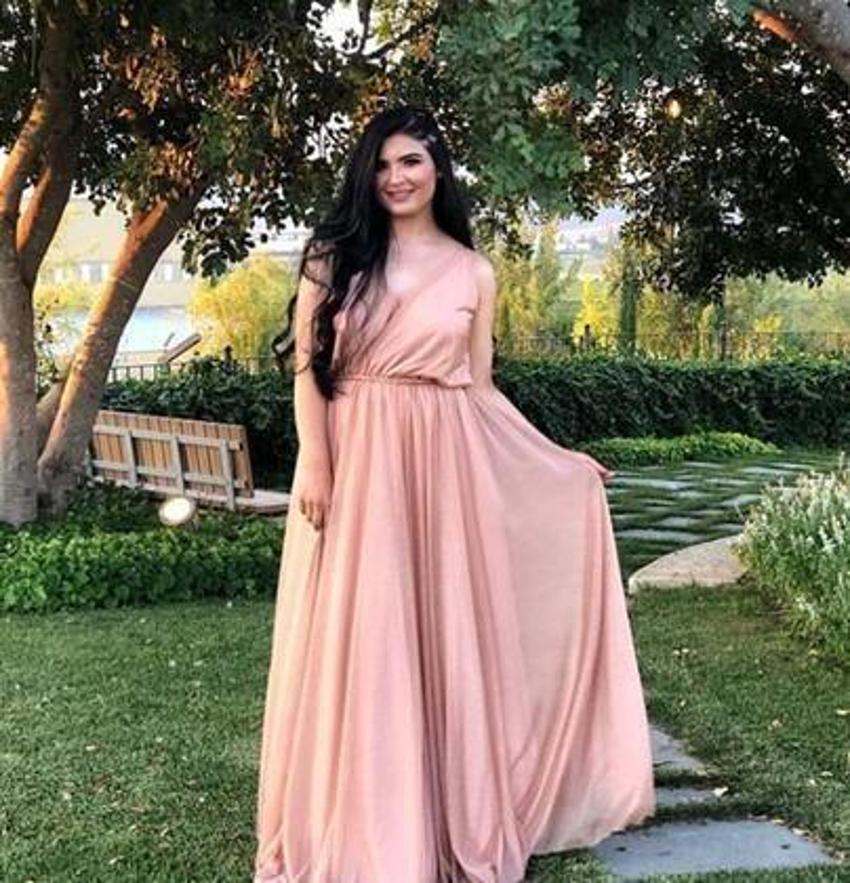 Hanife'den mini elbiseli paylaşım