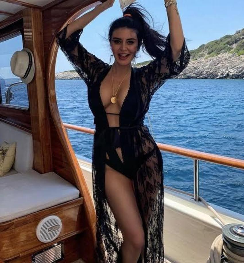 Ebru Polat'ın kalça dansı olay oldu!