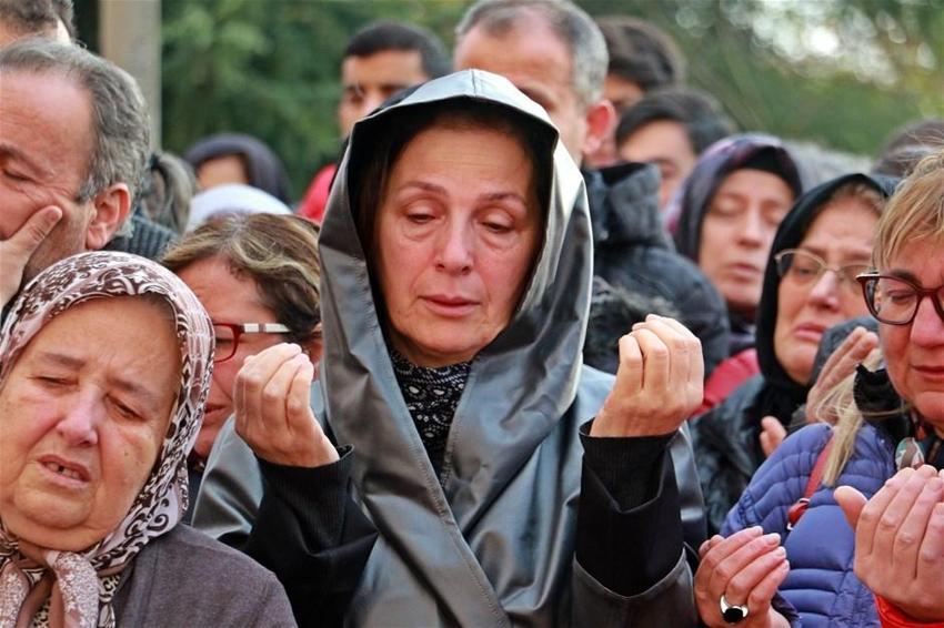 Balkondan düşerek ölen profesöre acı veda!