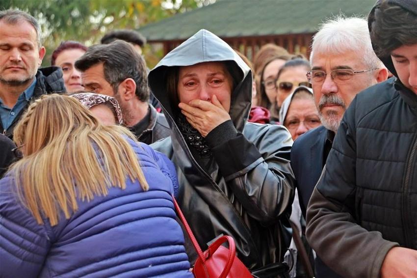 Balkondan düşerek ölen profesöre acı veda!