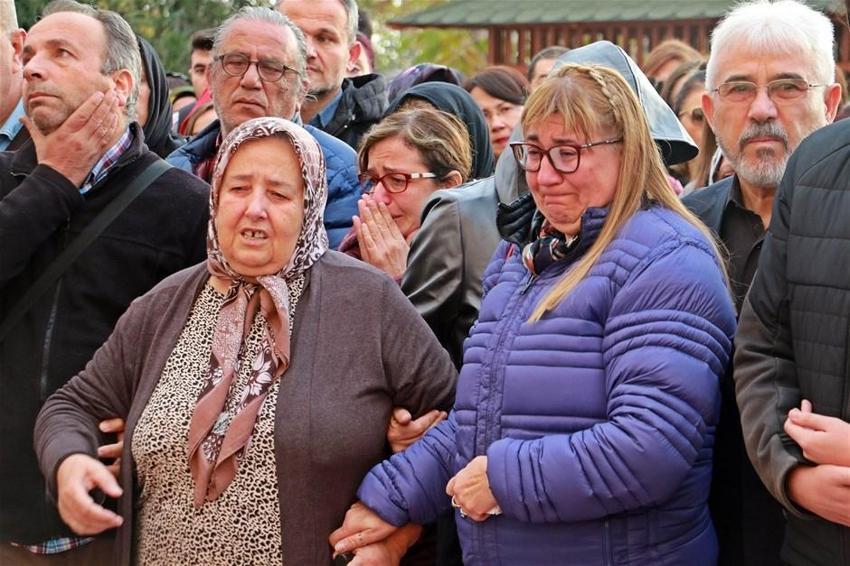 Balkondan düşerek ölen profesöre acı veda!