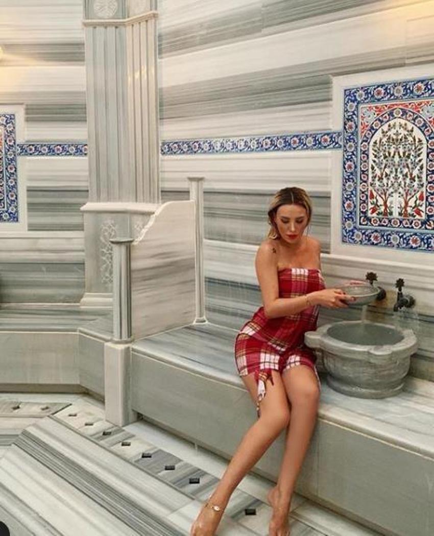 Ciciş Ceyda Ersoy, Instagram'dan kitapla göğüslerini kapattığı üstsüz pozunu paylaştı