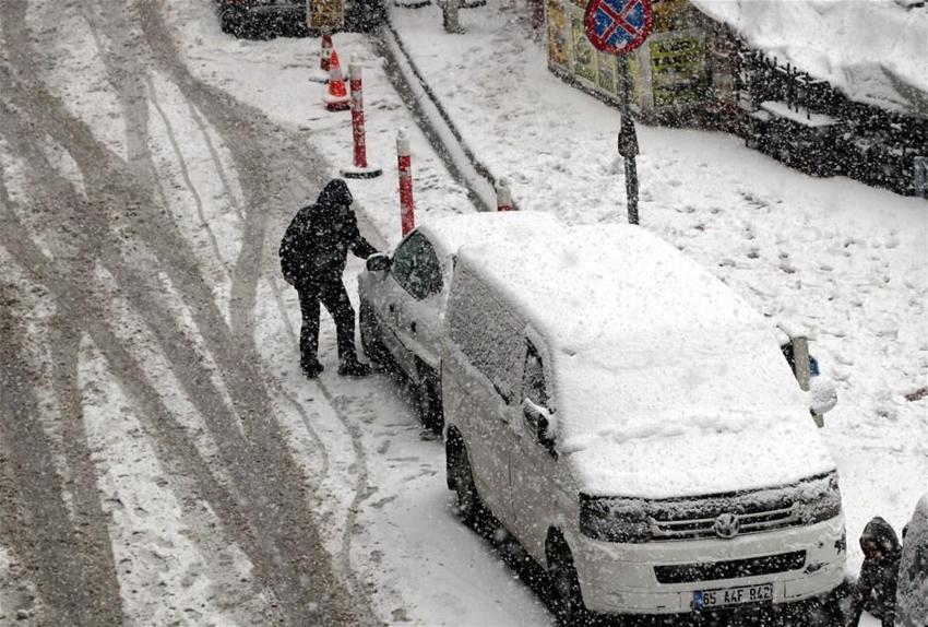 Van'da kar hayatı felç etti! 33 yerleşim ulaşıma kapandı