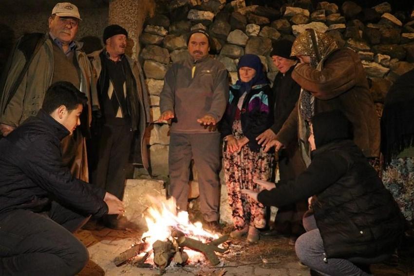 Depremin merkezinde vatandaşlar sokakta akın etti