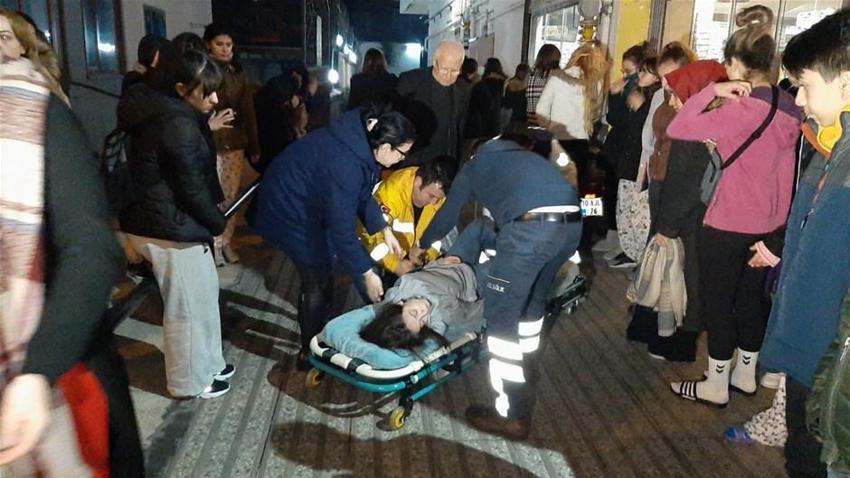 Depremin merkezinde vatandaşlar sokakta akın etti
