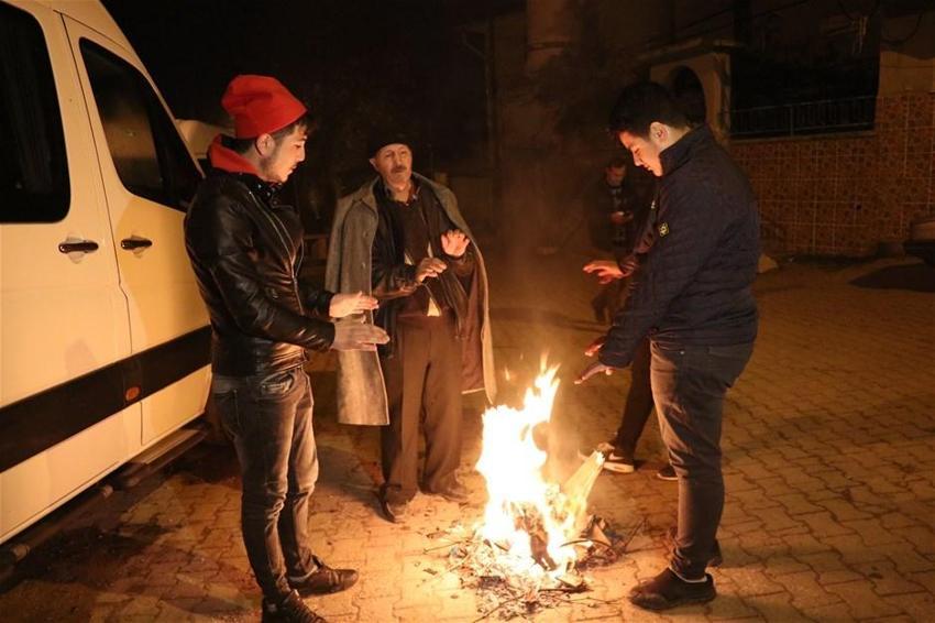 Depremin merkezinde vatandaşlar sokakta akın etti