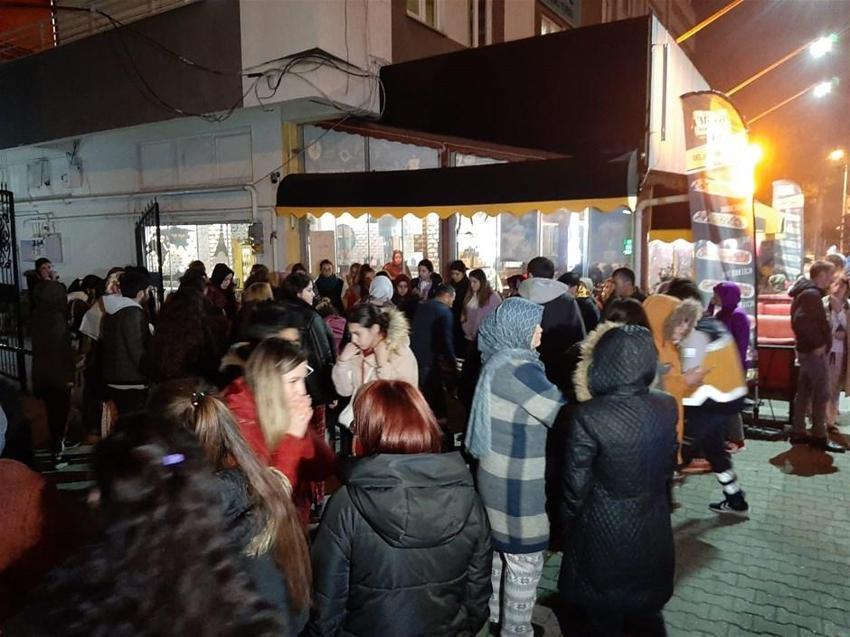 Depremin merkezinde vatandaşlar sokakta akın etti