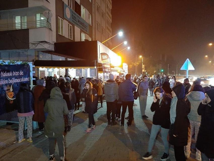 Depremin merkezinde vatandaşlar sokakta akın etti