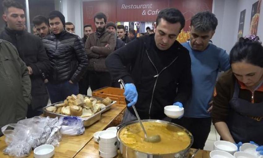 Depremin merkezinde vatandaşlar sokakta akın etti