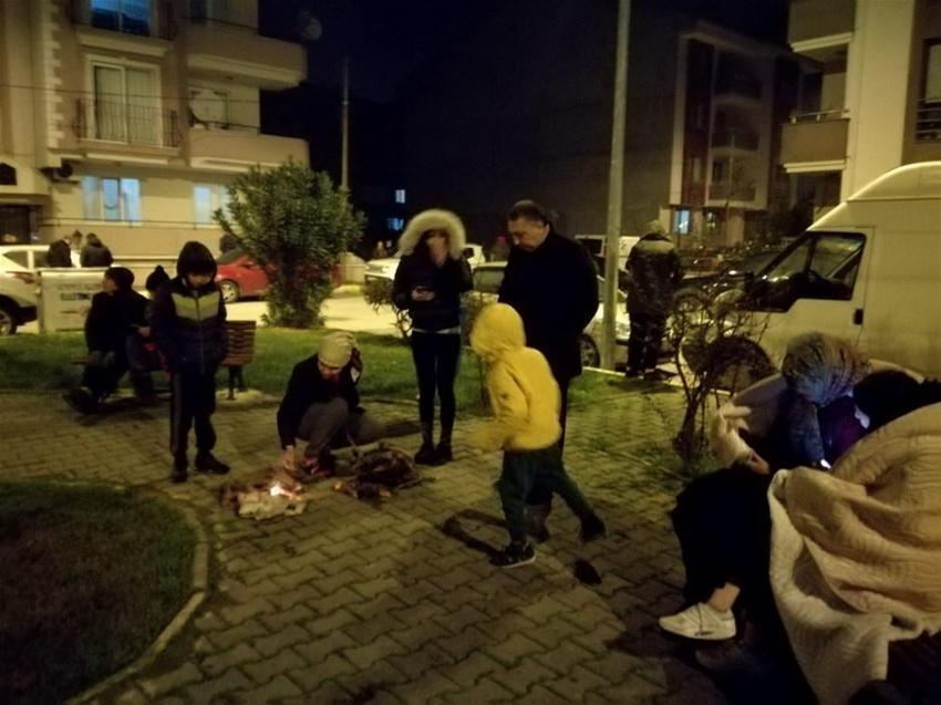 Depremin merkezinde vatandaşlar sokakta akın etti
