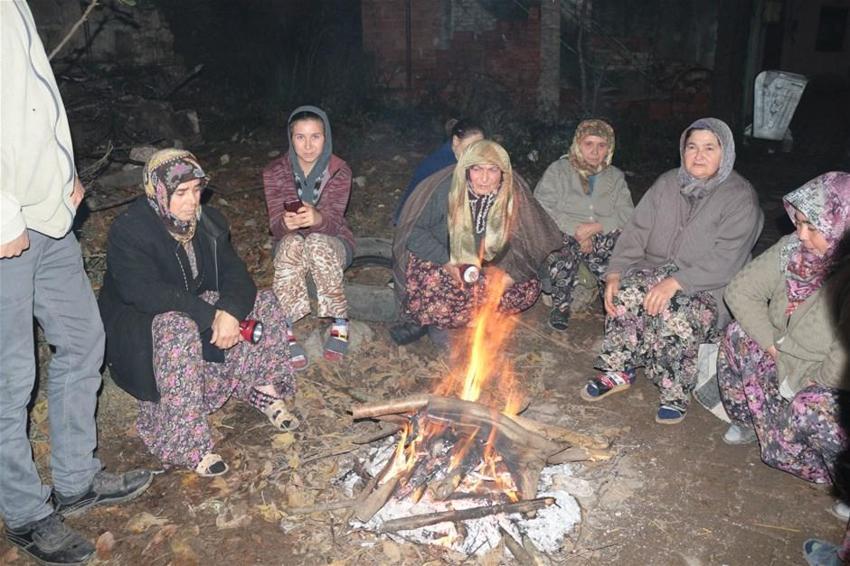 Depremin merkezinde vatandaşlar sokakta akın etti