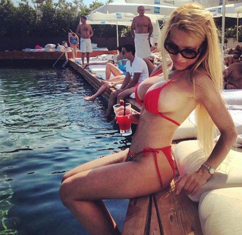 Kış ortasında bikinili poz! 'Ciciş' Esra Ersoy...