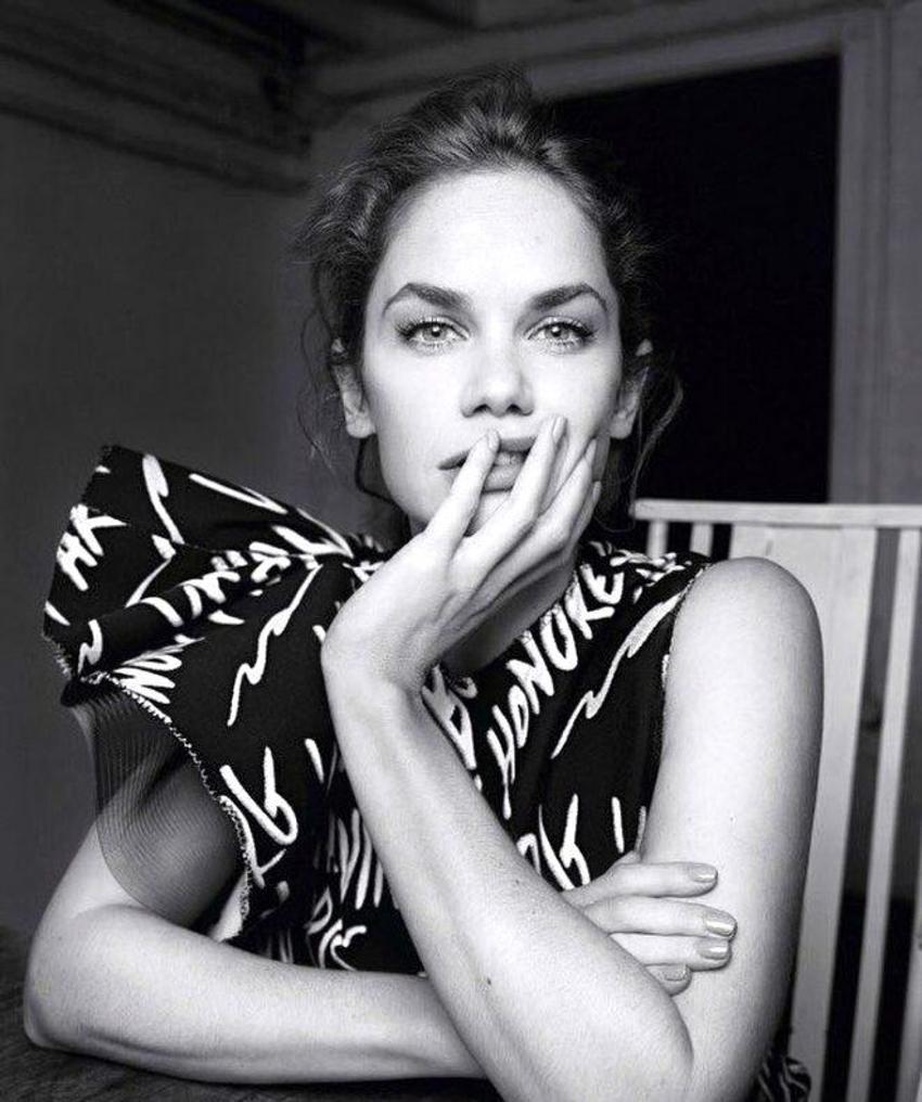 Sevişme sahneleri güzel oyuncu Ruth Wilson'ı küplere bindirdi!