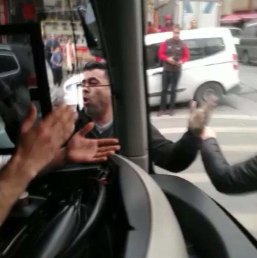 İETT otobüsünde dehşeti yaşadılar!