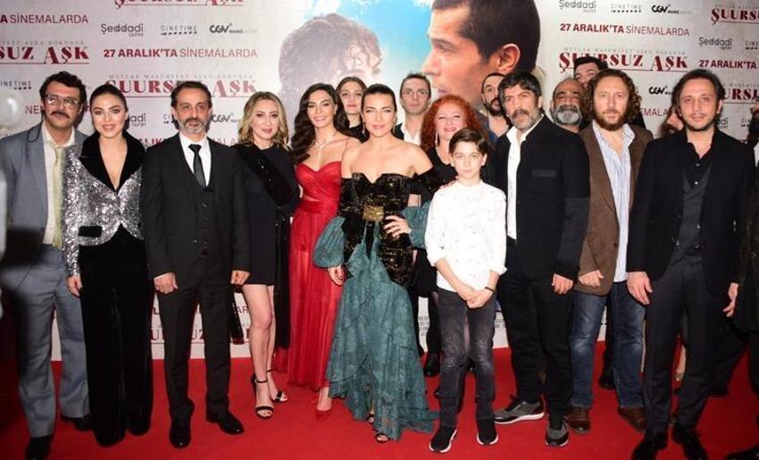 Ebru Şahin kırmızı elbisesiyle büyüledi