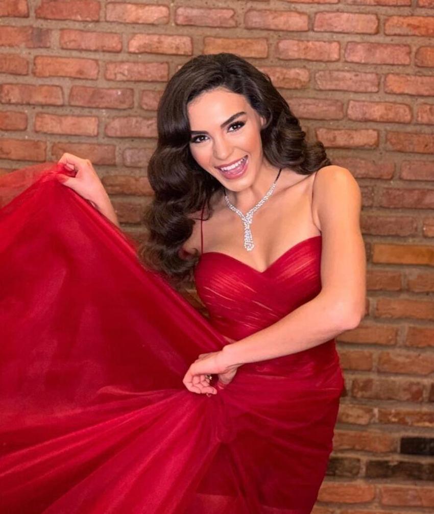 Ebru Şahin kırmızı elbisesiyle büyüledi