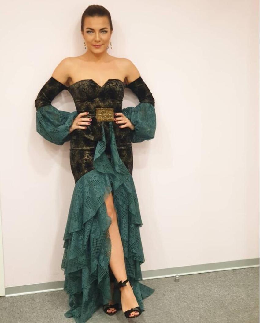 Ebru Şahin kırmızı elbisesiyle büyüledi