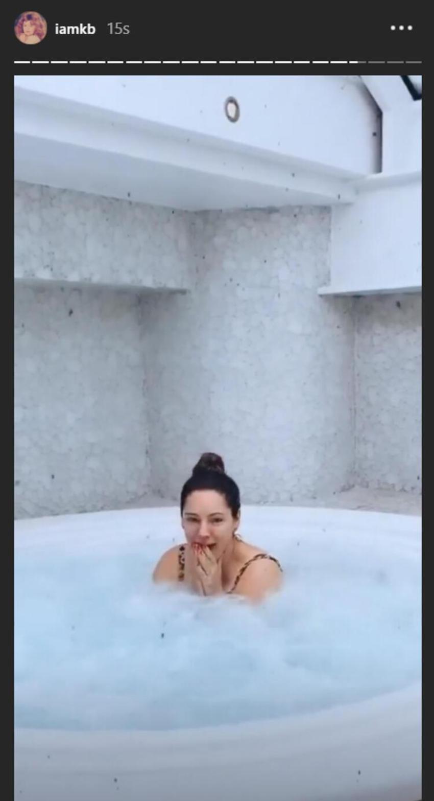 Kelly Brook, mayosu ve çıplak ayaklarıyla karlara koştu