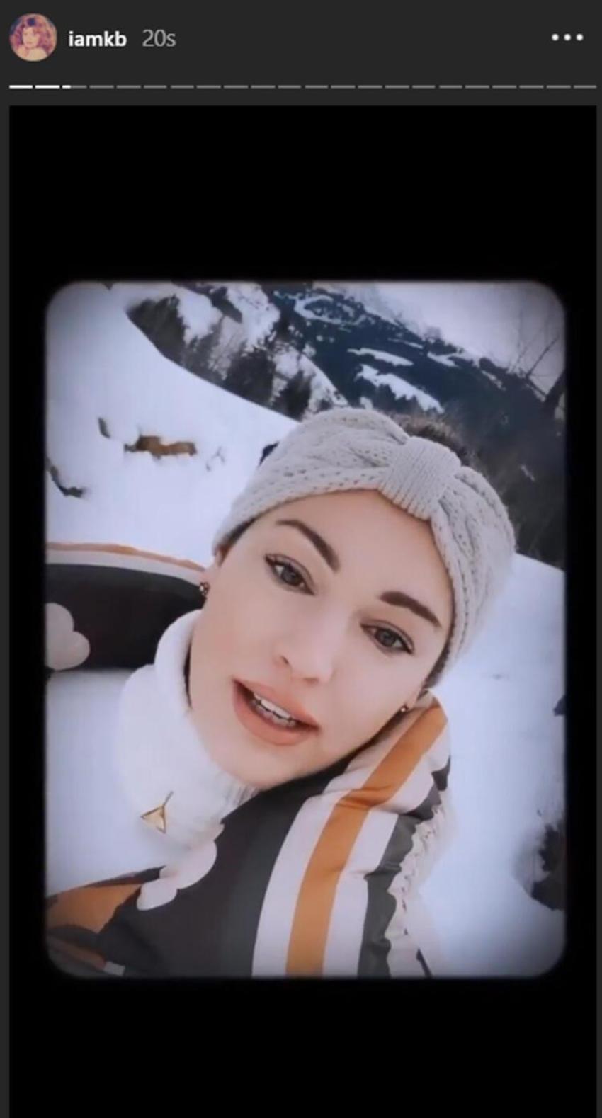 Kelly Brook, mayosu ve çıplak ayaklarıyla karlara koştu