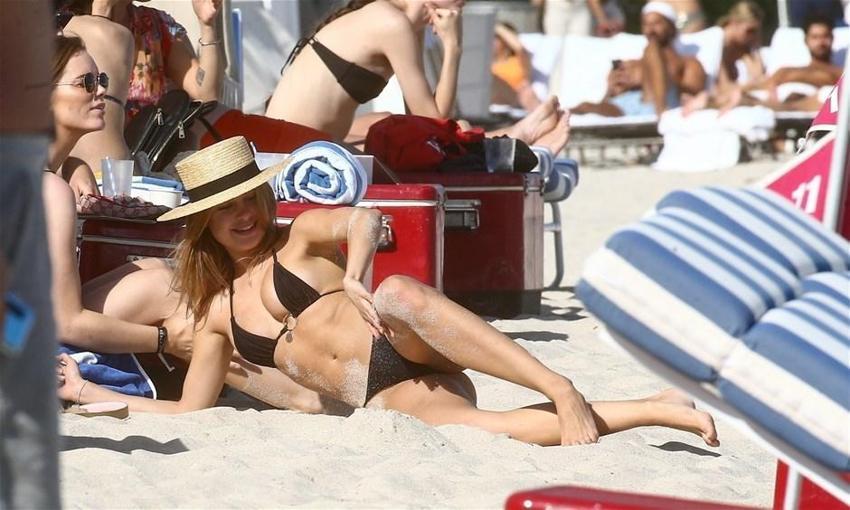 Bikinisini çıkardı ve...