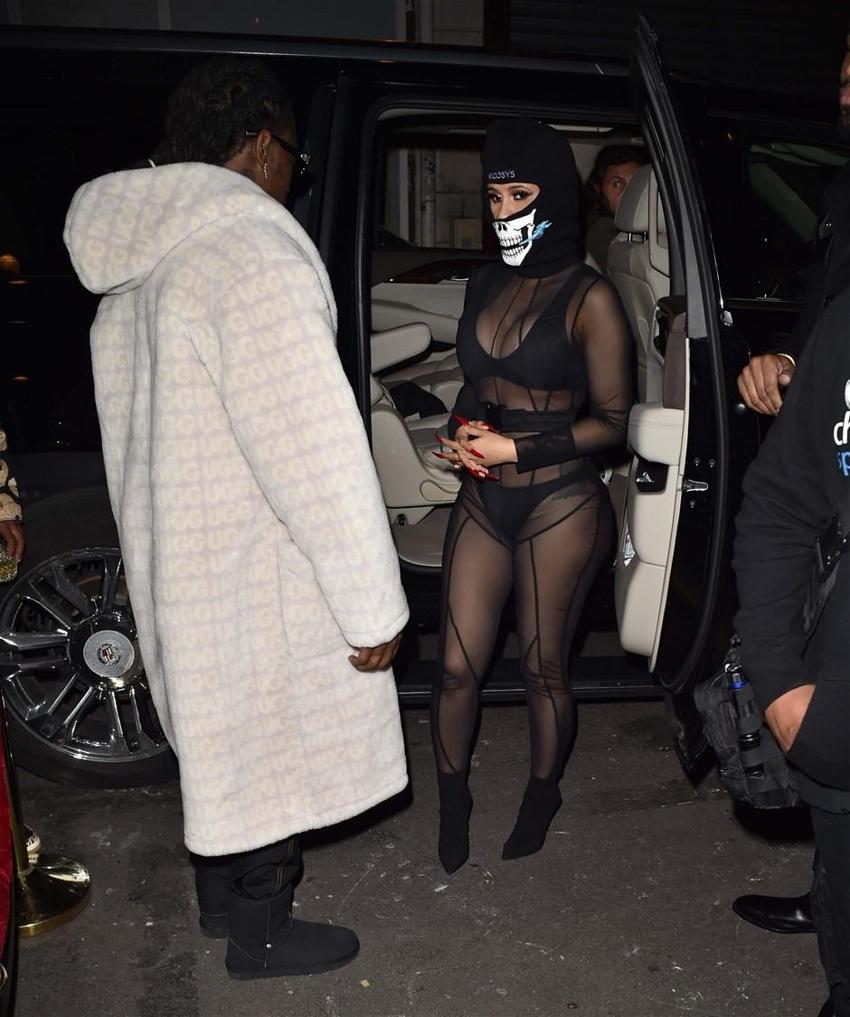Cardi B'den olay kıyafet! Transparan...