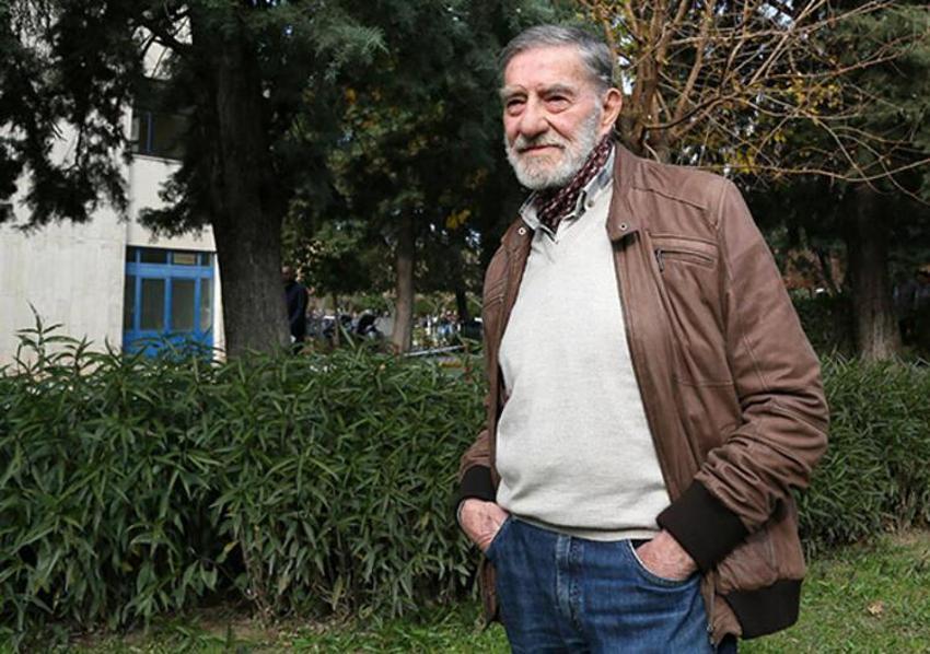 Ahmet Mekin hastanedeki eşini yalnız bırakmıyor