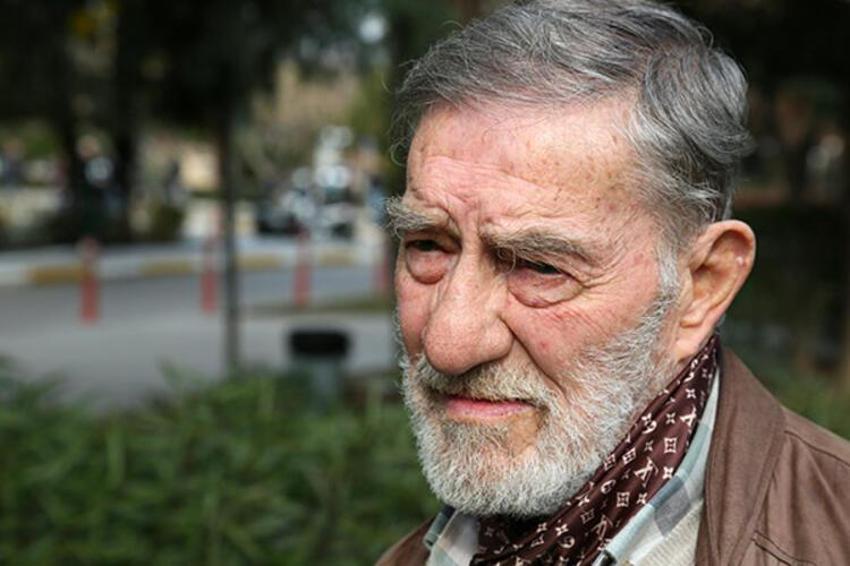 Ahmet Mekin hastanedeki eşini yalnız bırakmıyor