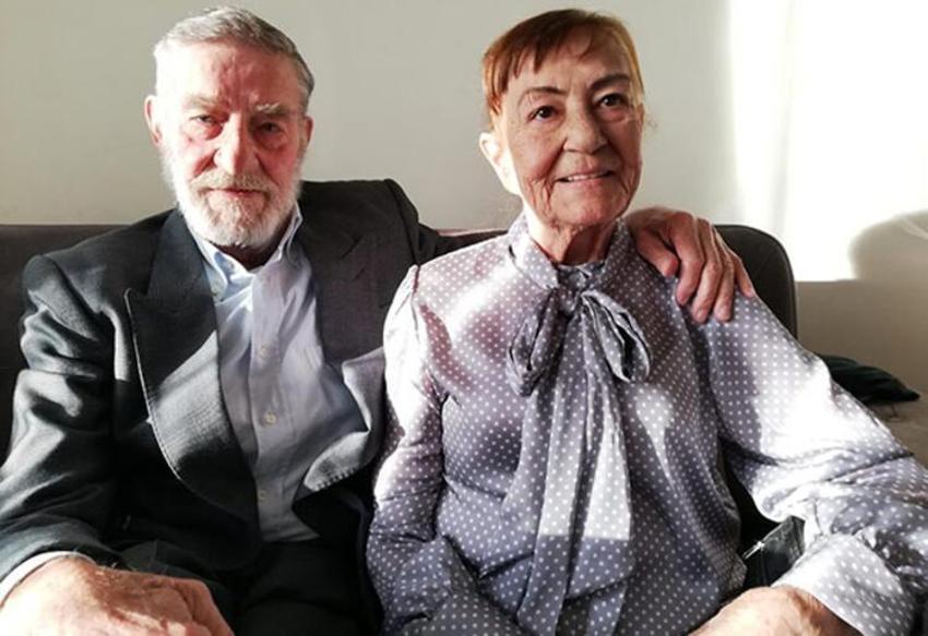 Ahmet Mekin hastanedeki eşini yalnız bırakmıyor