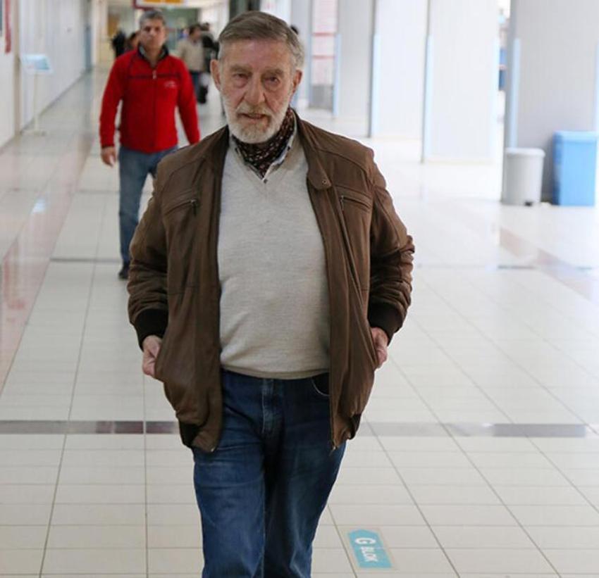 Ahmet Mekin hastanedeki eşini yalnız bırakmıyor