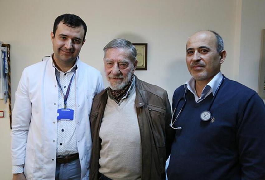 Ahmet Mekin hastanedeki eşini yalnız bırakmıyor