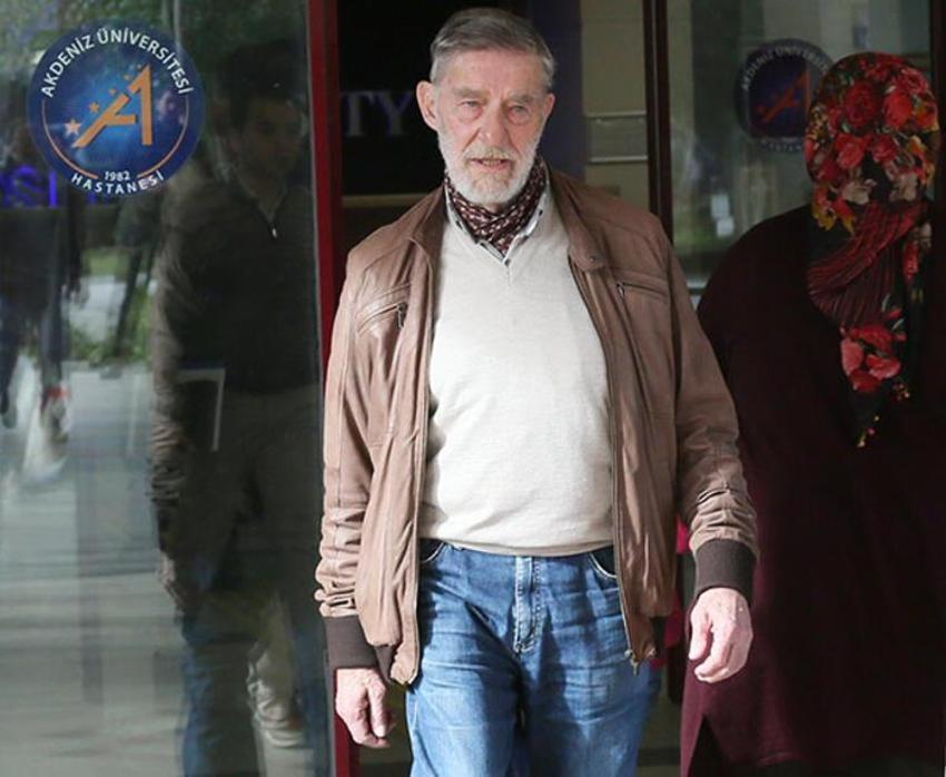 Ahmet Mekin hastanedeki eşini yalnız bırakmıyor