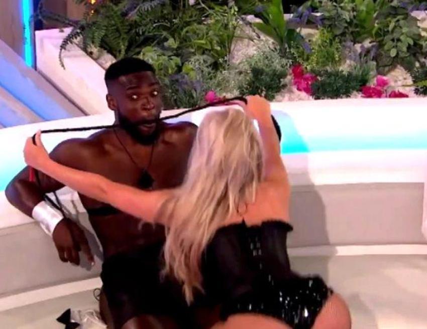 Paige Turley, elinde kırbaçla kucak dansı yaptı!