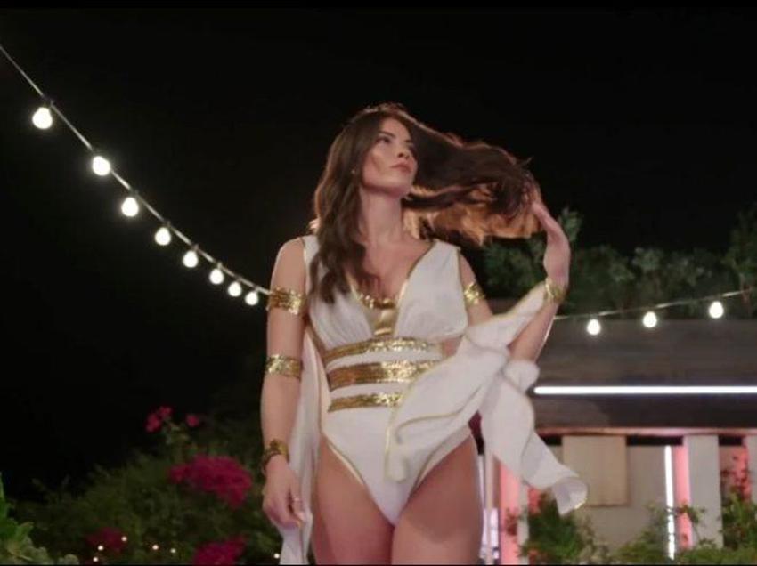 Paige Turley, elinde kırbaçla kucak dansı yaptı!