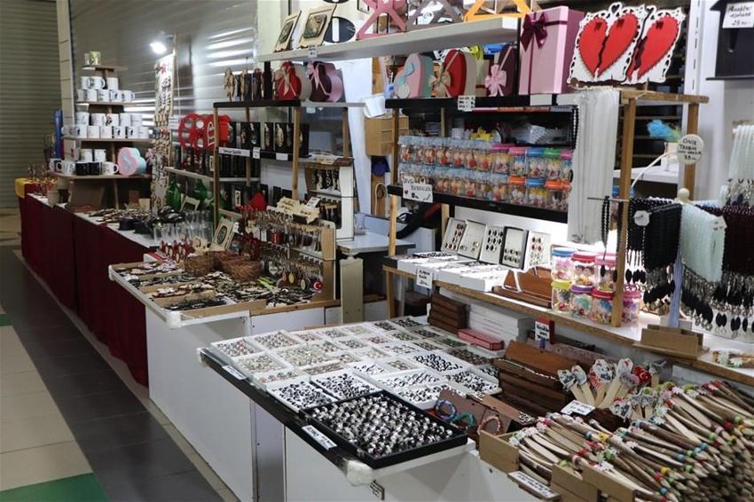 Atık şişeleri dönüştürerek dünyaya pazarlıyor