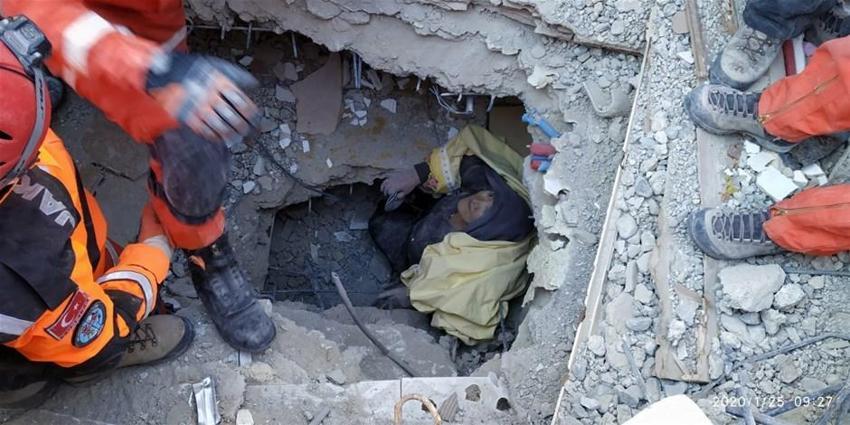 Elazığ'da deprem! Çok sayıda ölü ve yaralı var, Hatun Teyze de kurtarıldı...
