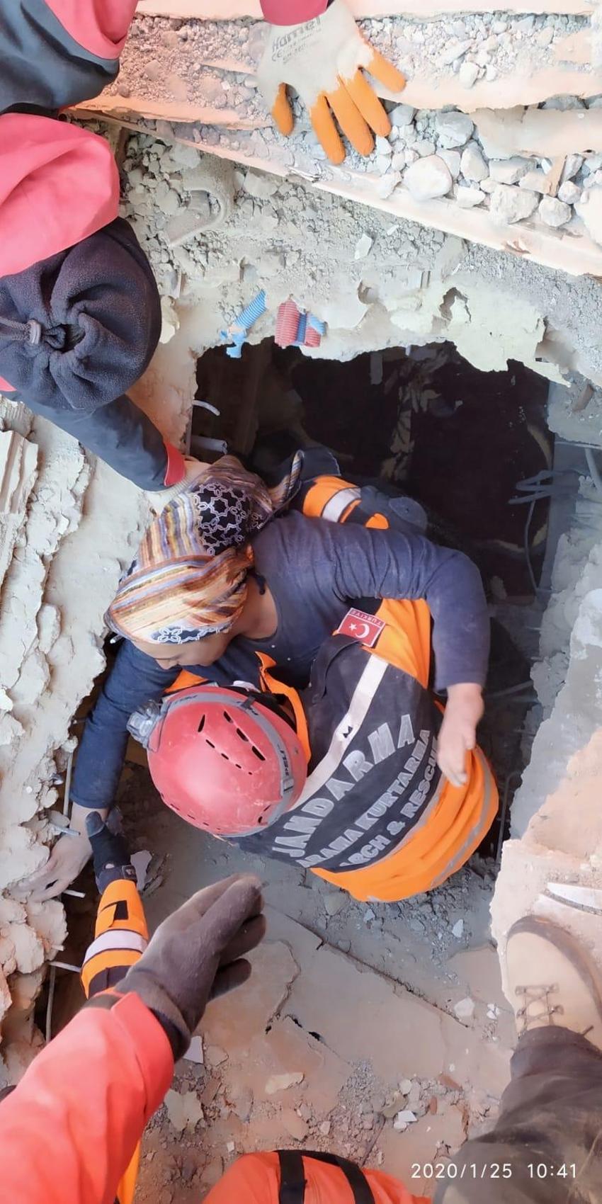 Elazığ'da deprem! Çok sayıda ölü ve yaralı var, Hatun Teyze de kurtarıldı...