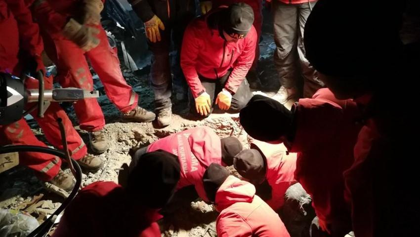 Elazığ'da deprem! Çok sayıda ölü ve yaralı var, Hatun Teyze de kurtarıldı...
