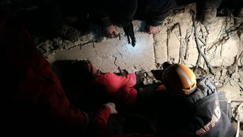 Elazığ'da deprem! Çok sayıda ölü ve yaralı var, Hatun Teyze de kurtarıldı...