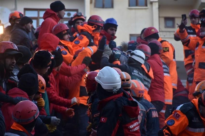 Elazığ'da deprem! Çok sayıda ölü ve yaralı var, Hatun Teyze de kurtarıldı...