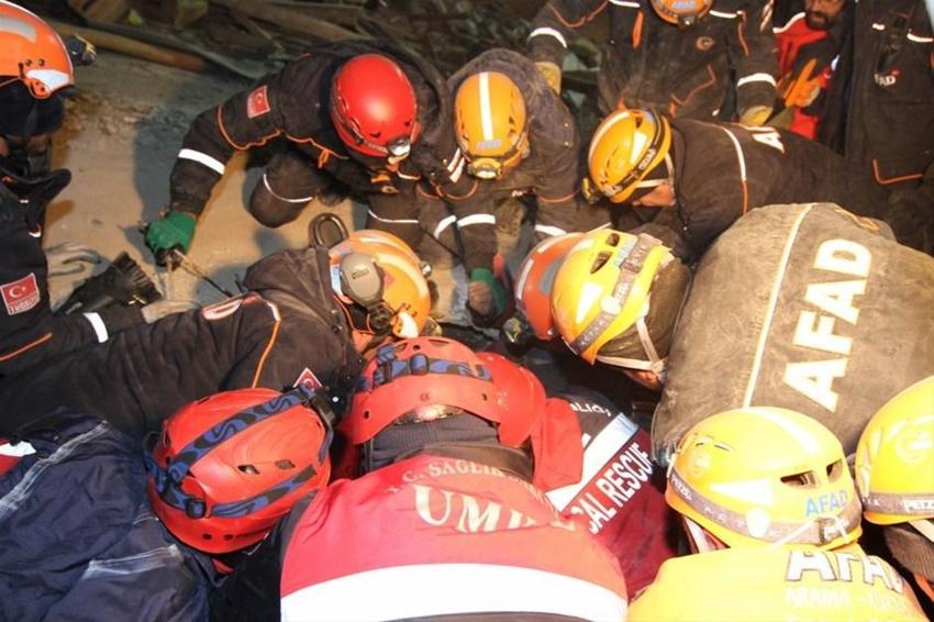 Elazığ'da deprem! Çok sayıda ölü ve yaralı var, Hatun Teyze de kurtarıldı...