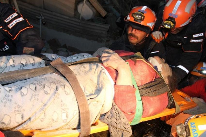 Elazığ'da deprem! Çok sayıda ölü ve yaralı var, Hatun Teyze de kurtarıldı...