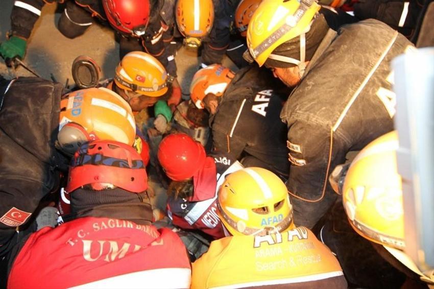 Elazığ'da deprem! Çok sayıda ölü ve yaralı var, Hatun Teyze de kurtarıldı...