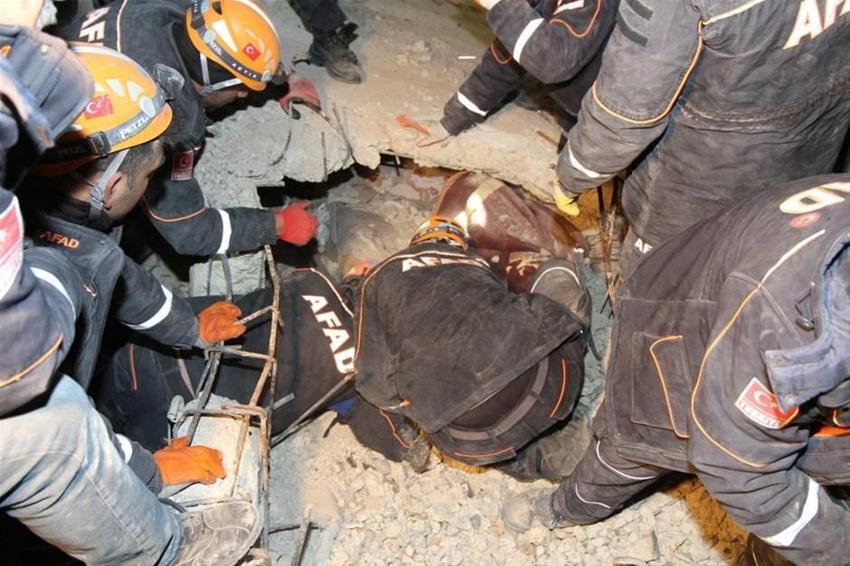 Elazığ'da deprem! Çok sayıda ölü ve yaralı var, Hatun Teyze de kurtarıldı...